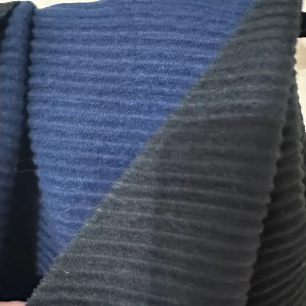 NWT Lands' End Reversible Ribbed Oblong Scarf in Navy and Black